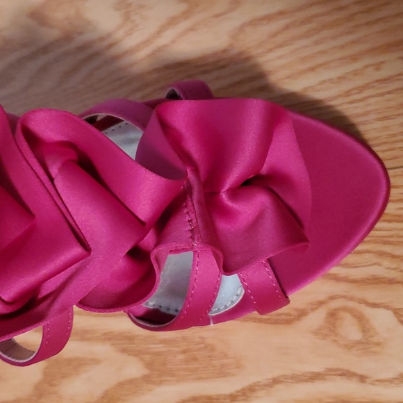 NWB hot pink satin pumps, 7.5 - Picture 2 of 3